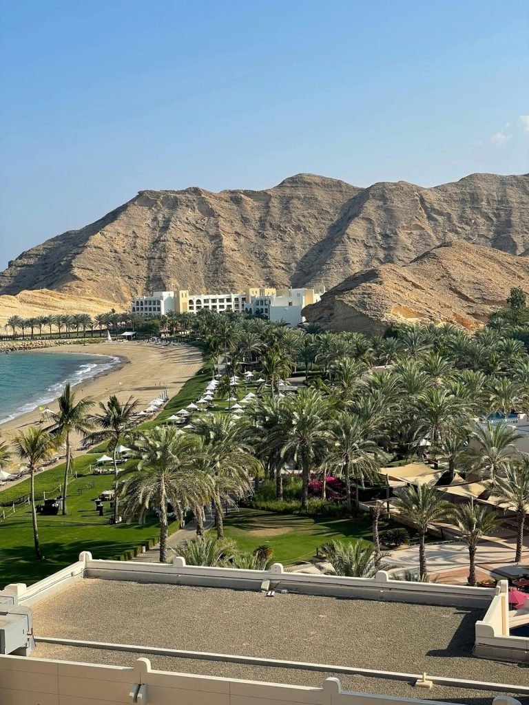 سائق خاص مسقط للمطار من ١٨ ريالاً — يستقبلك بلوحة اسمك 1 768x1024