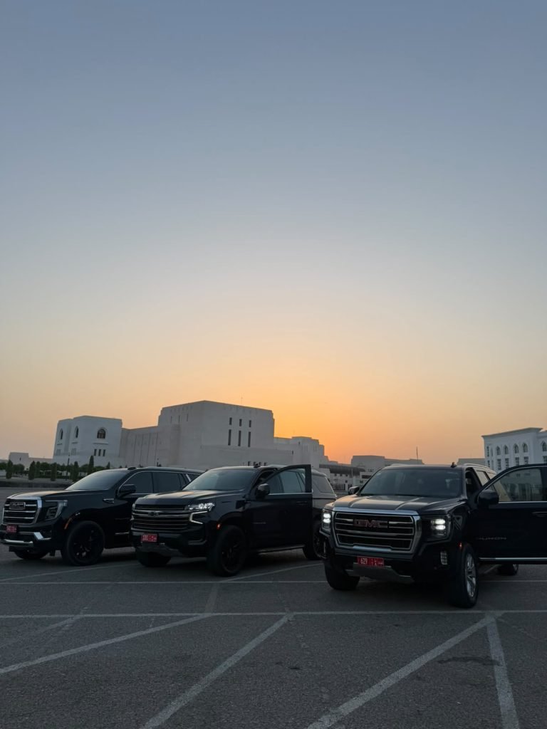 Чёрные внедорожники, включая GMC, на открытой парковке